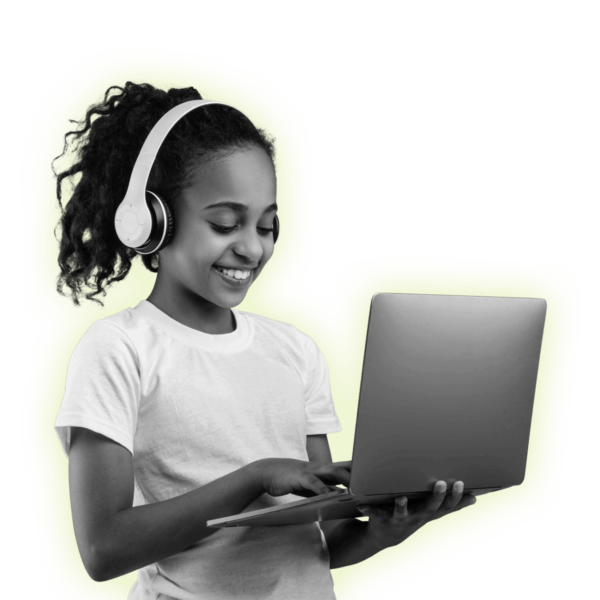 Noin 10-vuotias tyttö hymyilee ja käyttää kannettavaa tietokonetta kuulokkeet päässään.
